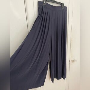 SOLD MASSIMO DUTTI Pleated navy culottes/pants
